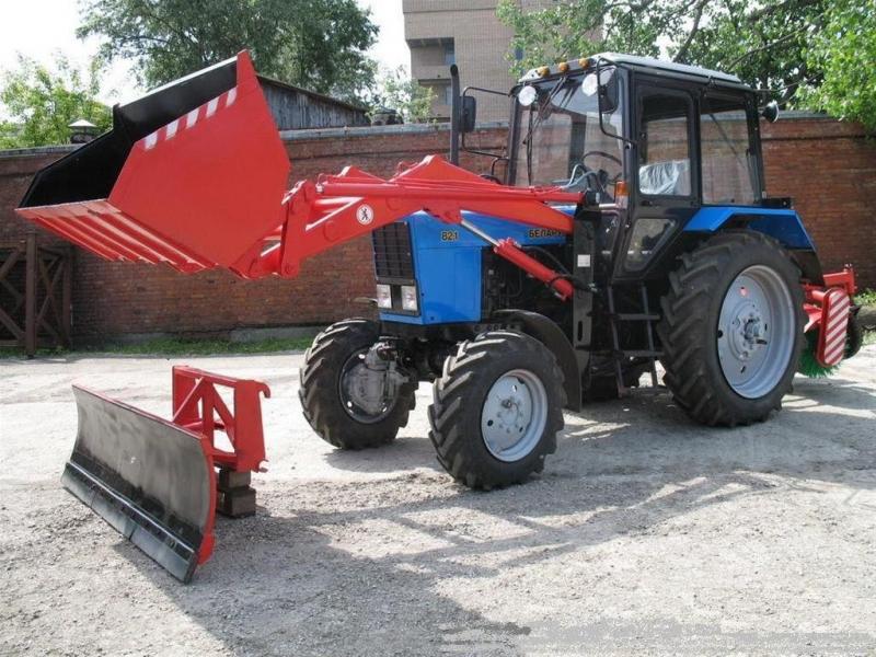 Трактор МТЗ 82.1 Беларус | С навесным оборудованием | Коммунальная уборочная машина